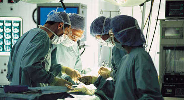 Lite tra anestesisti per i turni in ospedale: ​rissa e un malore. Rinviate tutte le operazioni