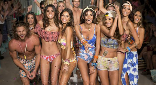 Modelle in bikini sulla passerella per la sfilata di Maaji a Miami
