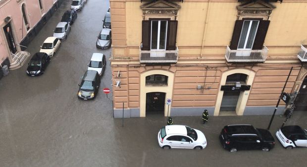 Bomba d'acqua a Castellammare, il centro si allaga e va in tilt