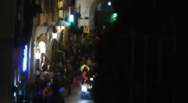Notte di caos ai baretti di Chiaia: ressa in strada, auto bloccate e traffico in tilt