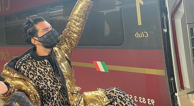 Sanremo, Federico Fashion Style arriva in tuta leopardata e con mascherina griffata Louis Vuitton