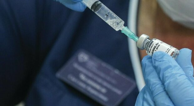 Vaccini Covid, nel Napoletano scatta già la truffa: «Arriva a casa per 60 euro»