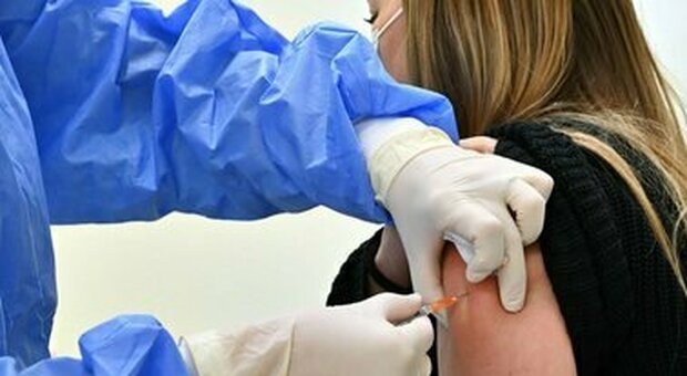 Vaccini a Napoli, negli studi dei medici di famiglia già somministrate 27mila dosi