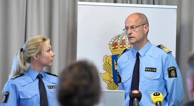 Svezia, trovato morto l'ex capo della polizia di Stoccolma: era al centro di uno scandalo amoroso. «Non è escluso il suicidio»