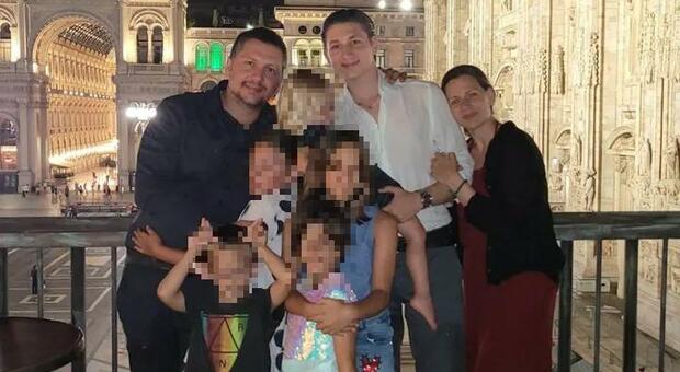 Michele Malenotti insieme alla compagna e ai sei figli. La foto è stata pubblicata sulla piattaforma GoFundMe per la raccolta fondi