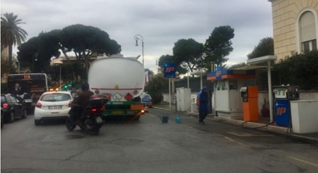 Roma, l'autobotte ferma in mezzo alla strada per fare rifornimento: il traffico va in tilt ogni giorno