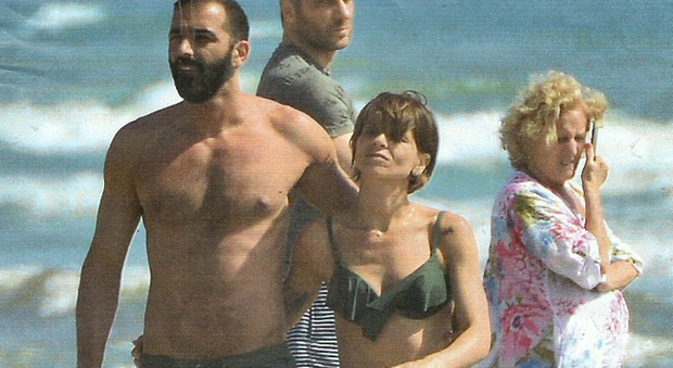 Alessandra Amoroso tra "Amici" e il nuovo disco: relax al mare col fidanzato Stefano Settepani