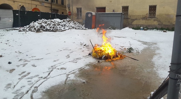Jesi, fiamme in mezzo alla neve: i vandali inceneriscono un cassonetto