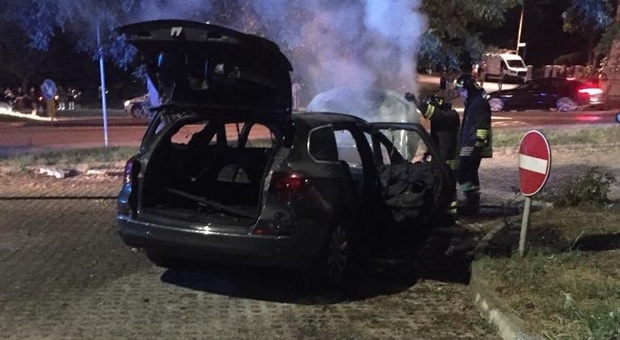 Sirolo, col figlio piccolo nell'auto in fiamme: «Siamo vivi per miracolo»