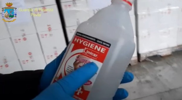 Coronavirus, acqua e sapone spacciato per gel igienizzante: la Gdf ne sequestra 18mila litri