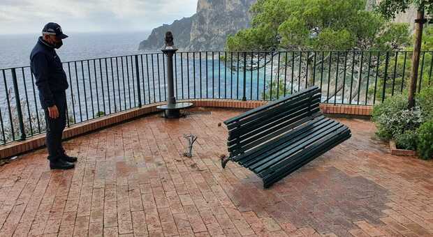 Maltempo a Capri, chiusi tutti i sentieri: panchine divelte dal vento