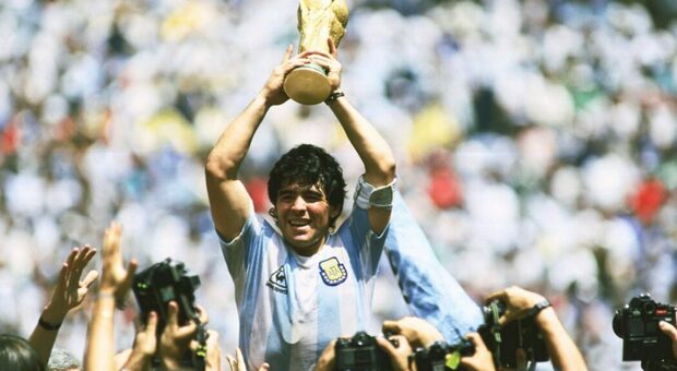 Matthaus “riconsegna” all'Argentina la maglia mondiale di Maradona