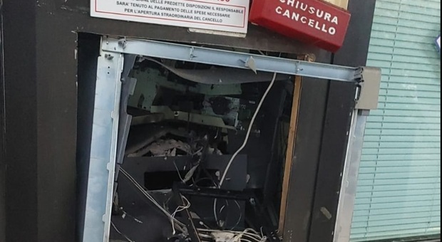 Perugia, esplosione nella notte: bancomat devastato, banditi in fuga con 14mila euro