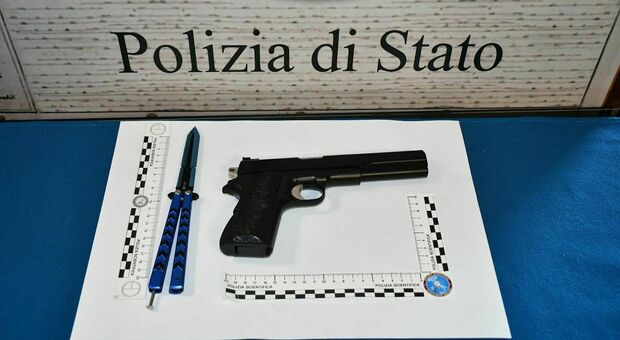 La pistola e il coltello sequestrato alla baby gang
