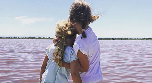 Michelle Hunziker e il post per le figlie Sole e Celeste: «Che si possano prendere cura l’una dell’altra»