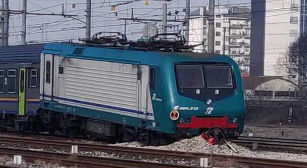 Incidente a un treno a Mestre: esce dai binari in stazione e finisce sulla massicciata Video