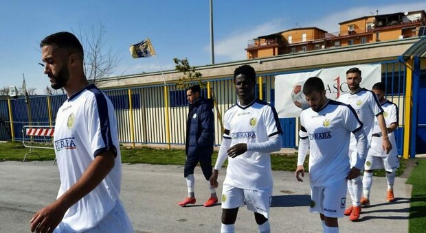 Rivoluzione Giugliano: via sei giocatori alla vigilia del derby con l'Afragolese