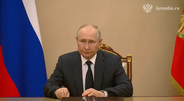 Putin sta male? Tremori al mento e al labbro nel consiglio di sicurezza russo: il video diffuso dal Cremlino