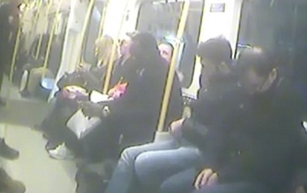 Londra, nessuno le cede il posto sulla metro: incinta al nono mese mette on line il video dei passeggeri maleducati