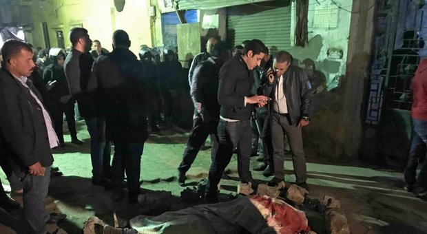 Attentatore inseguito da polizia si fa saltare in aria al Cairo: tre morti, due sono agenti