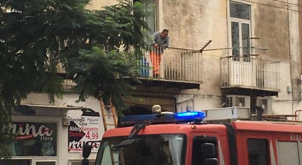 Terrore a Napoli, uomo si barrica in casa e minaccia di far saltare in aria il palazzo con una bombola di gas