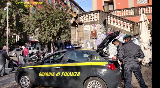 Controlli anti-Covid a Napoli, multati in 33 sorpresi fuori dal proprio Comune di residenza o in orari non consentiti