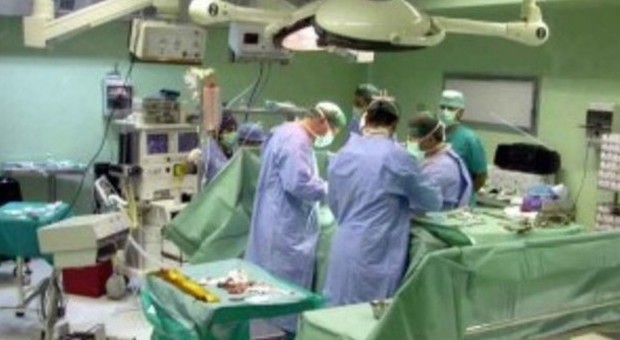 Donna muore durante l'intervento, tre medici in manette: "La operarono dopo il decesso"