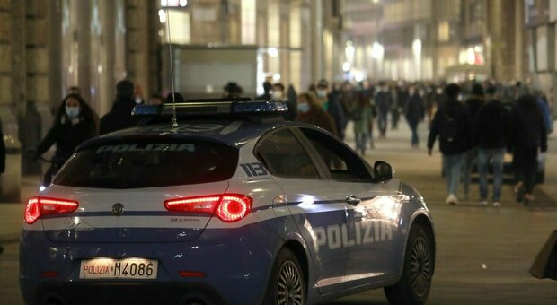 Napoli, provano a rapinare un distributore di benzina e tentano la fuga: arrestati 26enne e 24enne