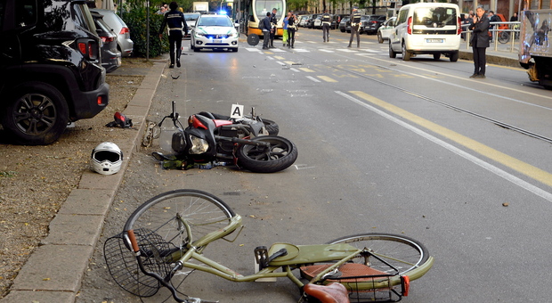 Incidente a Milano, grave una ragazza di vent'anni: sbalzata in bici dopo l'impatto con una moto