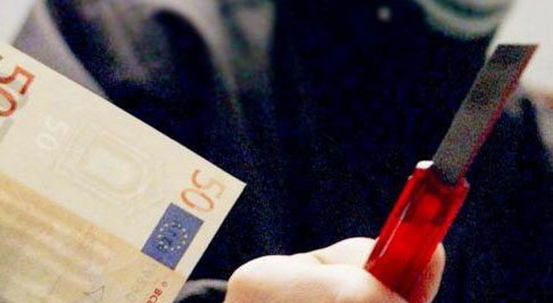Rapina la cassiera dell'Eurospar col taglierino: «Dammi tutti i soldi»