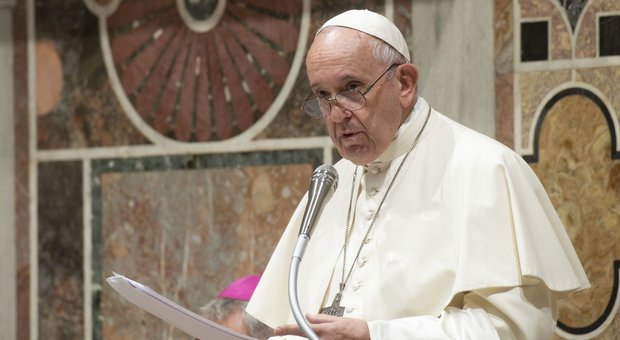 Il Papa offre il pranzo a 1500 poveri in Vaticano, menù senza carne di maiale. Monsignor Fisichella: «Così possono mangiare tutti»