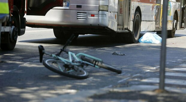 Ciclista morì travolto da un bus. Autista assolto: «Nessun reato»