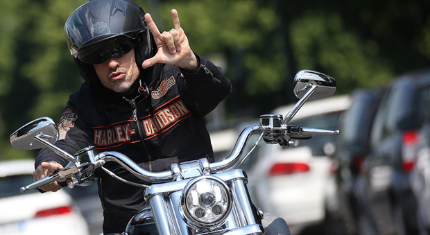 Eros Ramazzotti sulla sua Harley Davidson