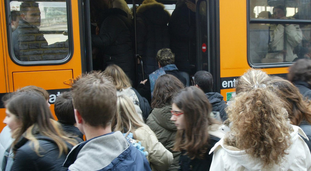 Roma, il bus è troppo affollato, conducente fa salire una bimba ma non la madre: aggredita dai passeggeri