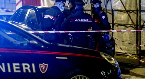 Bergamo, donna chiama i carabinieri: «Mio cugino si è sentito male». Ma lo aveva ucciso a martellate: arrestata
