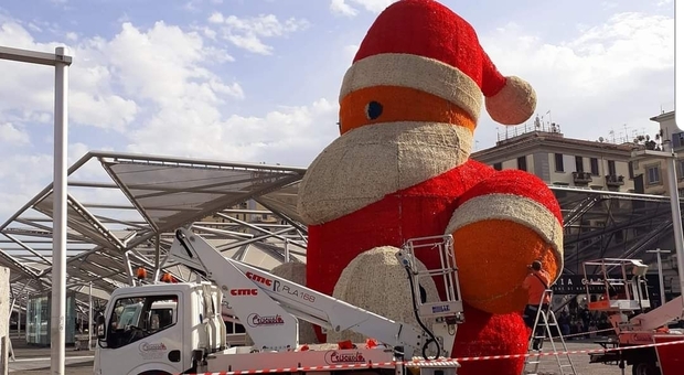 Natale a Napoli, spunta Babbo Natale a piazza Garibaldi davanti alla stazione centrale