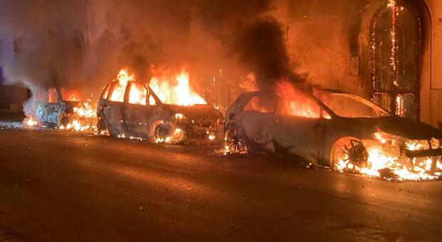 Incendiate tre auto in pieno centro, zona interdetta