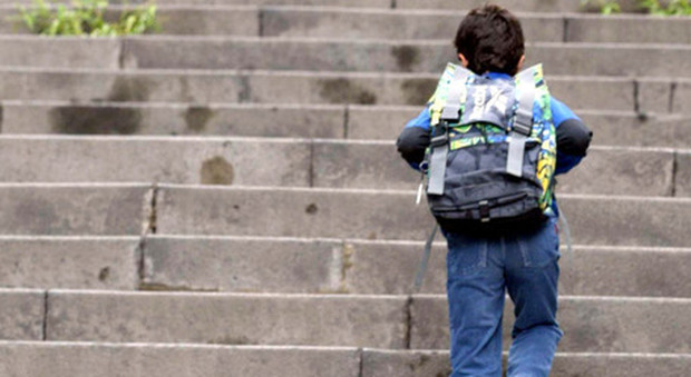Bimbo di 5 anni esce di casa per andare a scuola mentre i genitori dormono