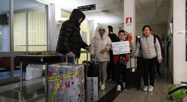 Coronavirus, i 20 cinesi usciti dallo Spallanzani tornano a casa: «Grazie Italia»