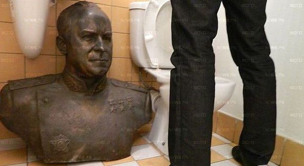 La statua di un eroe russo della II guerra mondiale finisce in un bagno pubblico in Ucraina