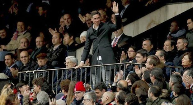 Torres si rivede in tribuna dopo lo spavento: applausi, sorrisi e uno striscione: "Il Calderon ti ama"