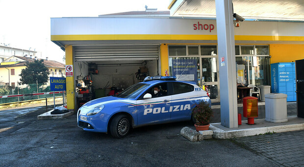 Auto della polizia davanti a un distributore