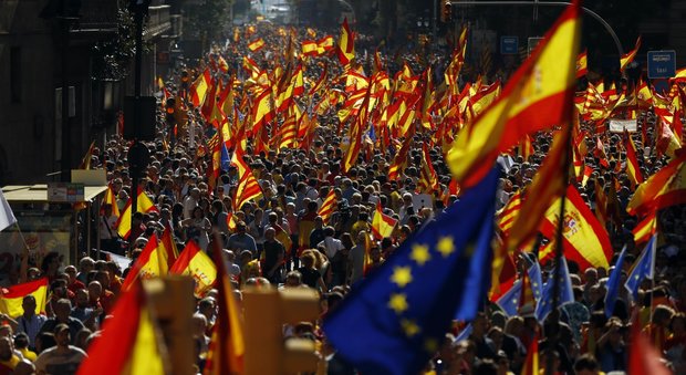 Catalogna, a Barcellona migliaia in piazza per dire no alla secessione