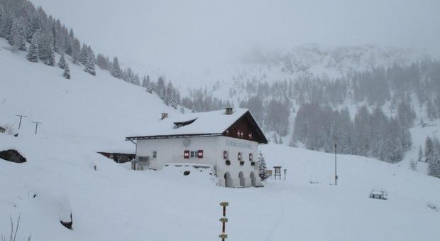 La neve al rifugio Citta' di Fiume a Borca di Cadore (Bl) (foto da rifuginrete.com)