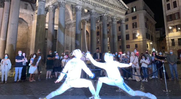 Scherma, i campioni si sfidano davanti alle colonne del Pantheon