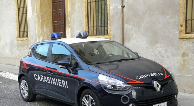 Fugge all'alt dei carabinieri trascinando il maresciallo: era senza patente