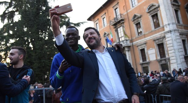 Matteo Salvini, assediato dai selfie davanti al palazzo della Regione Umbria