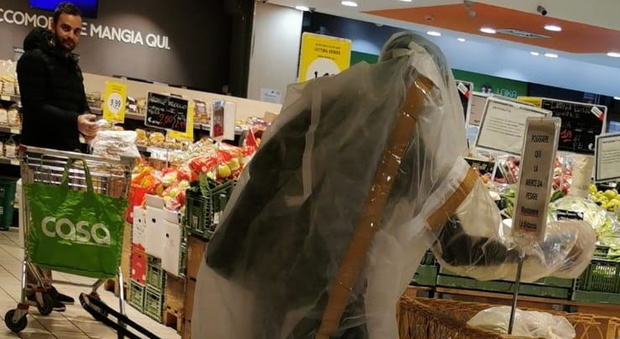 Ascoli, mascherine introvabili? Al supermercato con l'armatura di plastica contro il Coronavirus