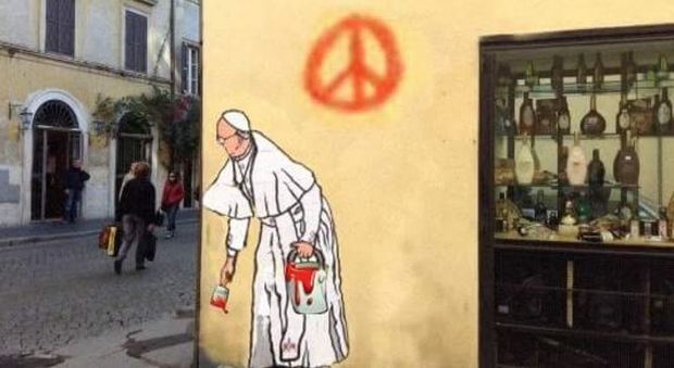 Roma, a Borgo Pio spunta un nuovo murales del Papa. Ma è un fotomontaggio
