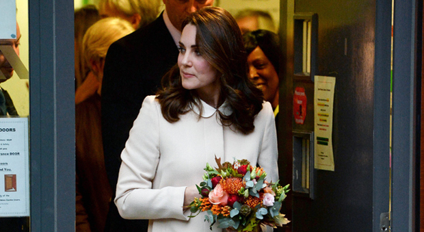 Kate Middleton incinta, dopo tre mesi di stop di nuovo in pubblico. Ma il pancione dov'è?